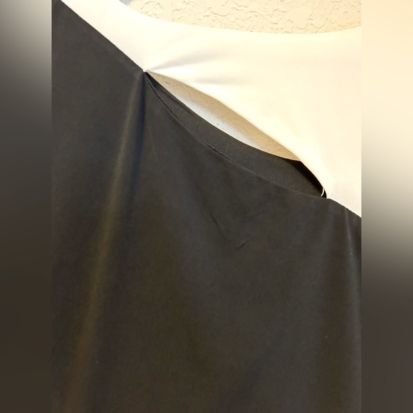 Black and white with a keyhole cut out in the back . - Picture 4 of 5